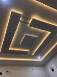 معلم ديكور لتصميم سقف جبس بورد حديث بإضاءة مخفية