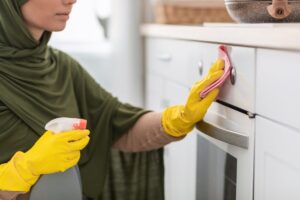 عاملات بالساعة لتنظيف المطبخ
