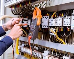 كهربائي هندي في المنطقة العاشرة