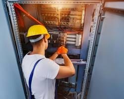 كهربائي هندي في المنطقة العاشرة